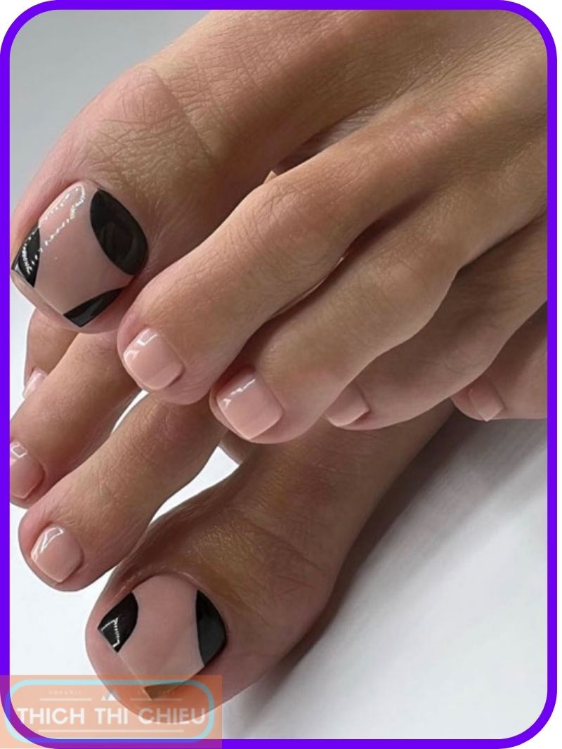 Nail Art with Negative Space