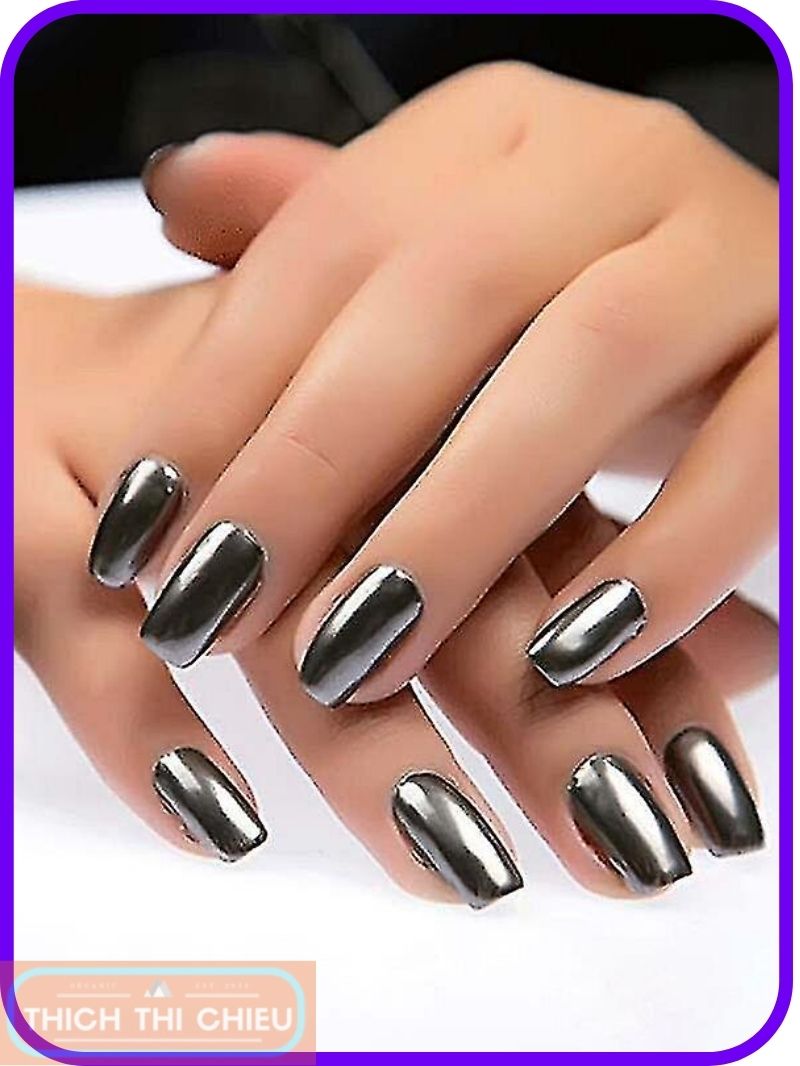 Metallic manicure