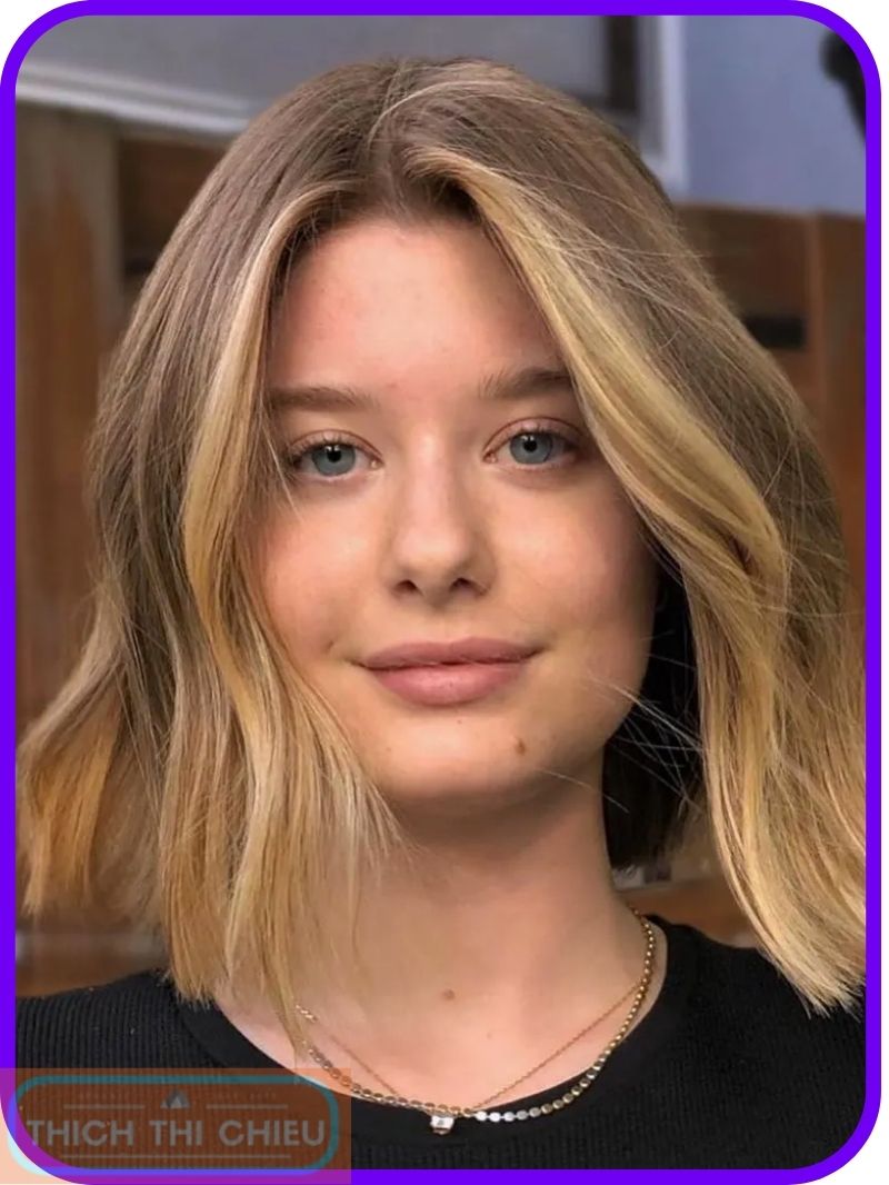 Wavy lob hairstyle for square faces