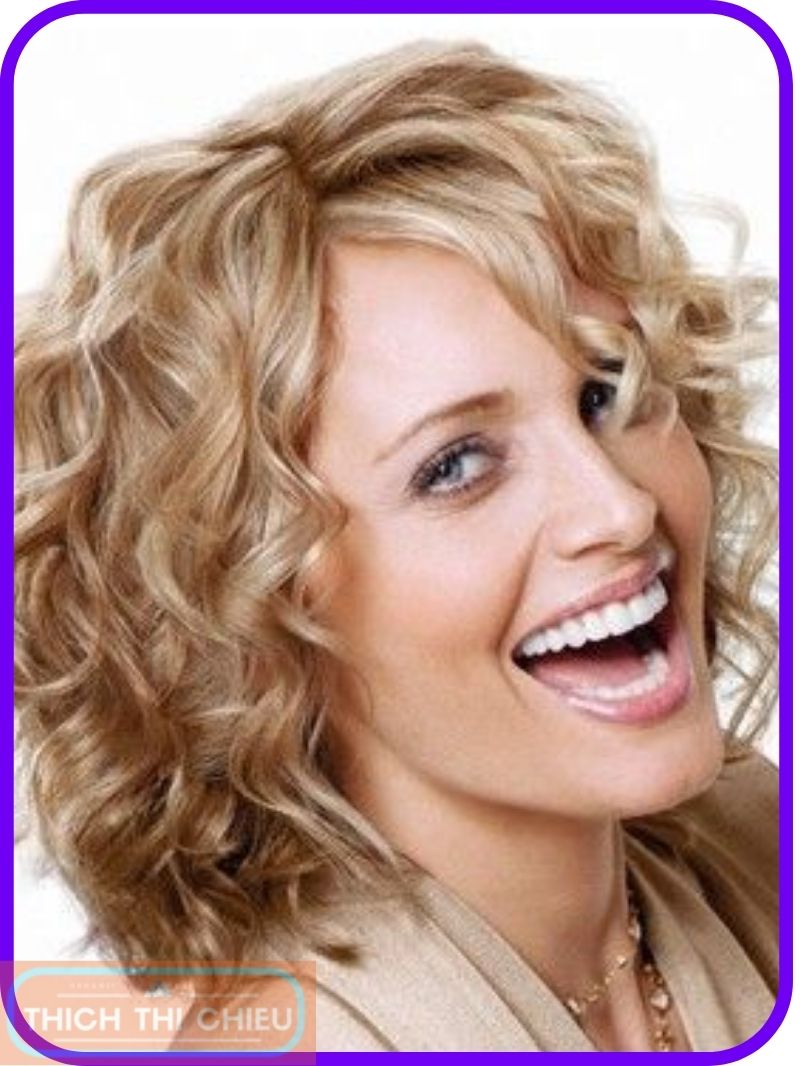 Curls hairstyle for square faces
