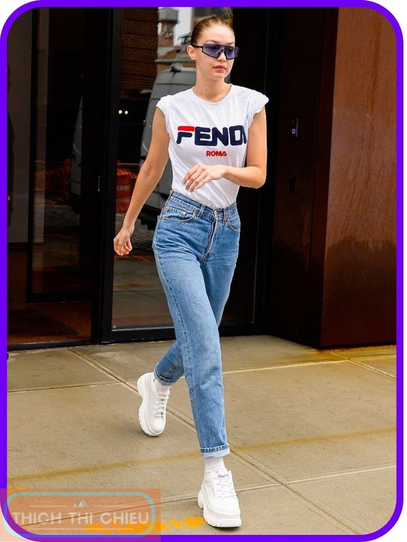Mom jeans with a white t-shirt and sneakers