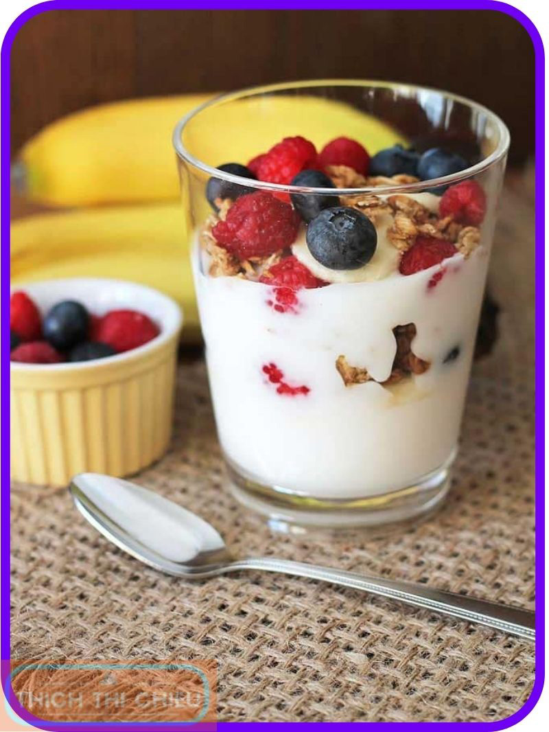 Yogurt with Berries and Granola